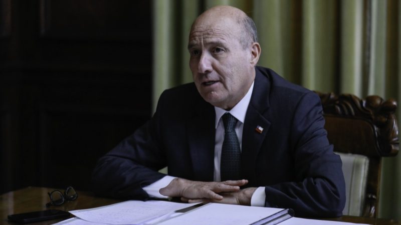 Alza histórica de combustibles: Hacienda anuncia aumento de $370 en bencinas y $580 del diésel y plan para mitigar efecto