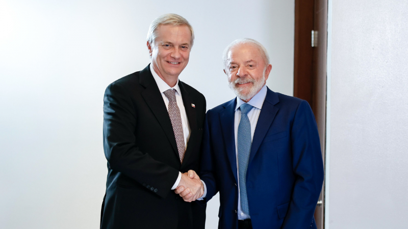 Cambio de mando: Por qué Lula desistió de viaje a Chile tras invitación de Kast a hijo de Bolsonaro