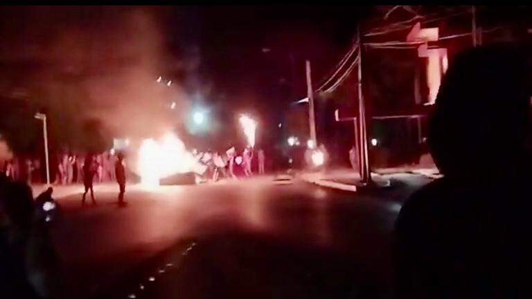 Crisis en Cuba: el inusual ataque de manifestantes a una sede del Partido Comunista