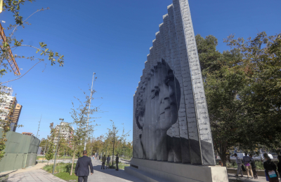 “Una obra forzada”: monumento a Mistral en Plaza Baquedano desata fuerte polémica en el mundo cultural