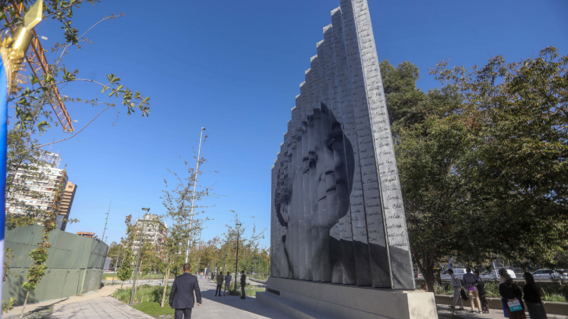 “Una obra forzada”: monumento a Mistral en Plaza Baquedano desata fuerte polémica en el mundo cultural
