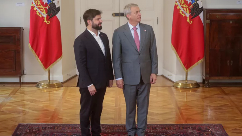 Kast se retira de La Moneda molesto por versión de Boric sobre cable chino