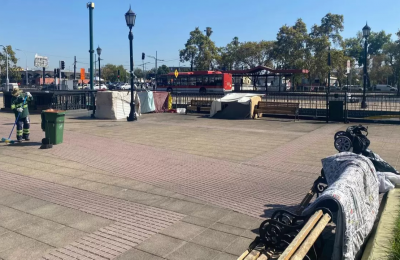 Crónica: Las carpas de indigentes comienzan a abandonar el centro de Santiago