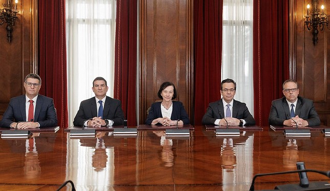 Menor crecimiento, inflación al alza y empleo estancado: las señales del IPoM en medio del shock petrolero