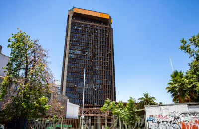 El edificio fantasma de 22 pisos detrás del GAM que está desocupado hace nueve años