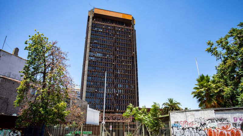 El edificio fantasma de 22 pisos detrás del GAM que está desocupado hace nueve años
