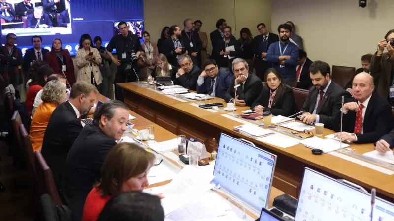 Comisión de Hacienda: Así fue la tensa sesión que invalidó mayoría de las 1300 indicaciones opositoras a Plan Quiroz