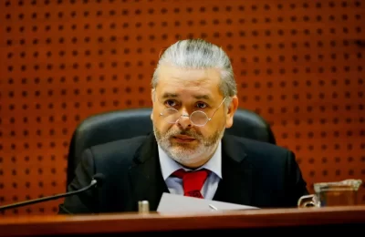 El polémico estilo de Daniel Urrutia, el juez que resolverá si enviar o no a prisión preventiva a Joaquín Lavín León