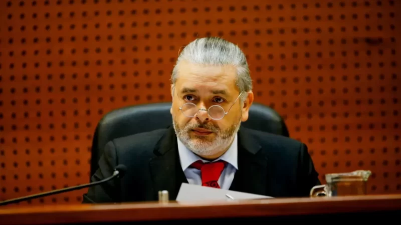 El polémico estilo de Daniel Urrutia, el juez que resolverá si enviar o no a prisión preventiva a Joaquín Lavín León