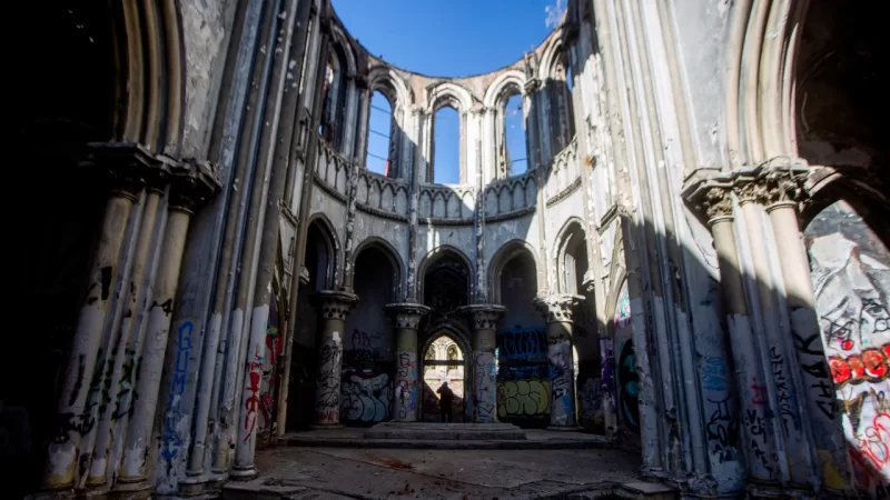 Iglesia San Borja quemada en estallido será restaurada: Chomali dice que “es el triunfo del amor sobre el mal”