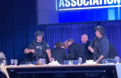 Los impresionantes videos que muestran lo que ocurrió durante el intento de atentado en cena de Trump