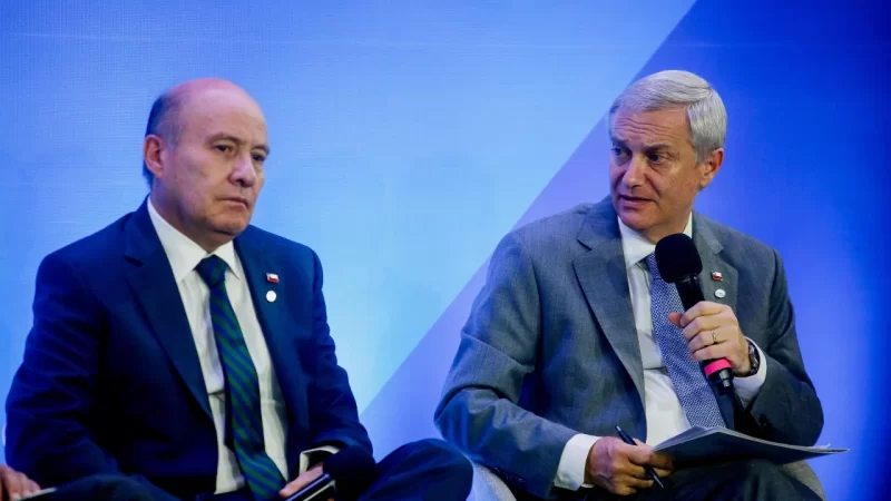 El trasfondo político y económico de la decisión del gobierno de bajar 47 pesos diésel y detener el alza de las bencinas