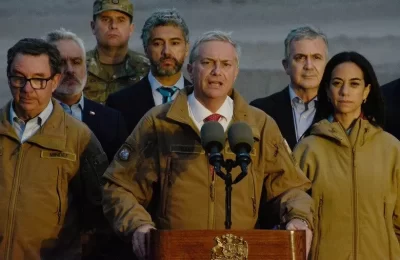 Kast anuncia proyecto que amplía la retención de inmigrantes irregulares de 5 a 60 días