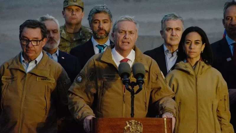 Kast anuncia proyecto que amplía la retención de inmigrantes irregulares de 5 a 60 días
