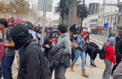 Crónica de la marcha de la Confech: Las molotov y los encapuchados reaparecen en Plaza Baquedano