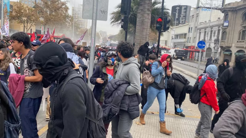 Crónica de la marcha de la Confech: Las molotov y los encapuchados reaparecen en Plaza Baquedano