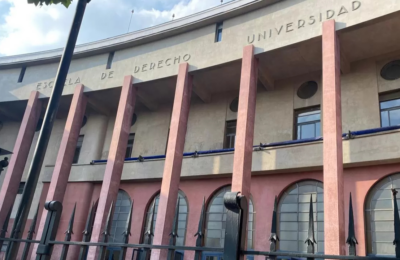 El impacto del nuevo mazazo de Jocelyn-Holt a la Escuela de Derecho de la U. de Chile por declive
