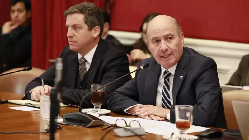 Becas Chile: Quiroz denuncia deuda de hasta US$150 millones de estudiantes que obtuvieron el beneficio
