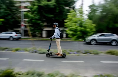 Scooters eléctricos: el nuevo mercado que domina la movilidad urbana en Chile (y las cifras detrás)