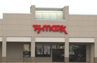 Quién está detrás del gigante estadounidense de descuentos TJ Maxx, que comienza a mover sus fichas en Chile